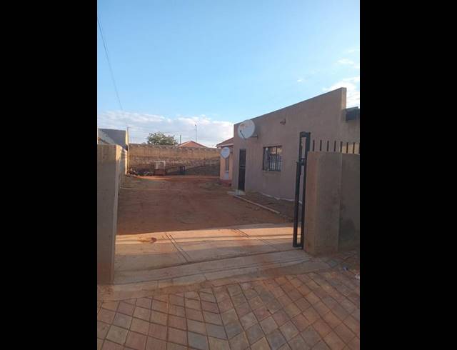 5 BEDROOM HOUSE FOR SALE IN PROTEA GLEN EXT